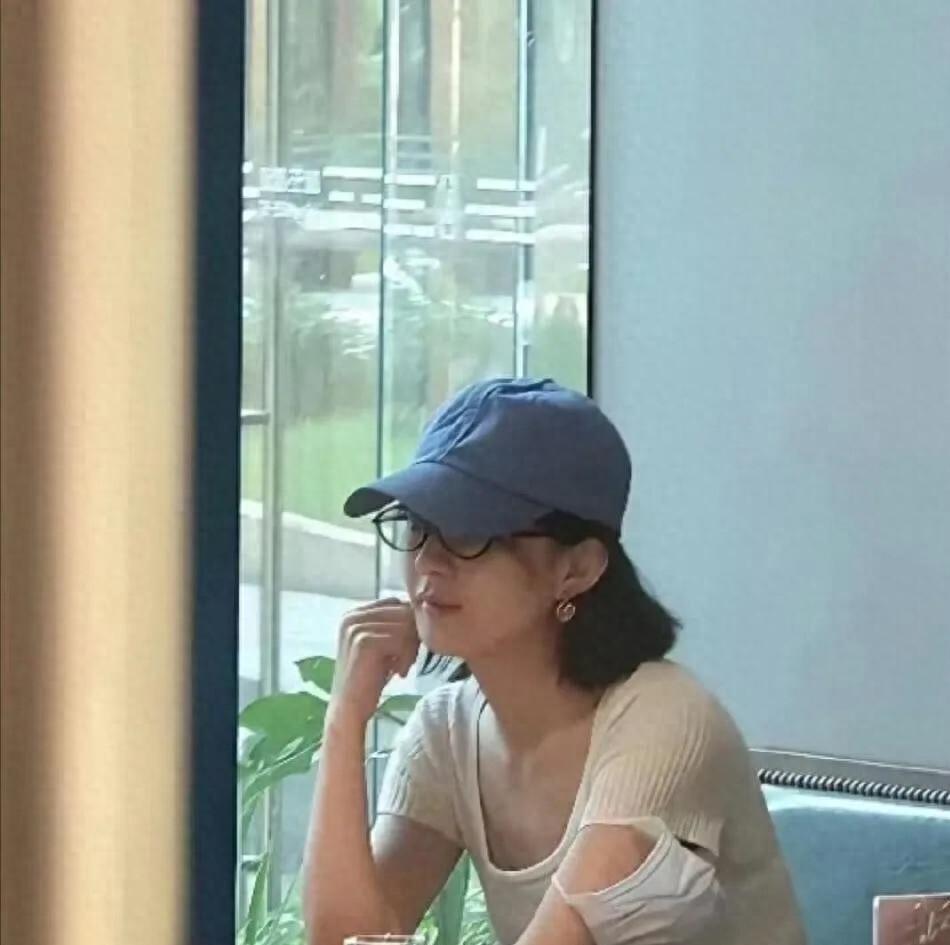 九游会体育-赵丽颖在上海某高档餐厅被偶遇，瘦是真的瘦，素颜依然很美